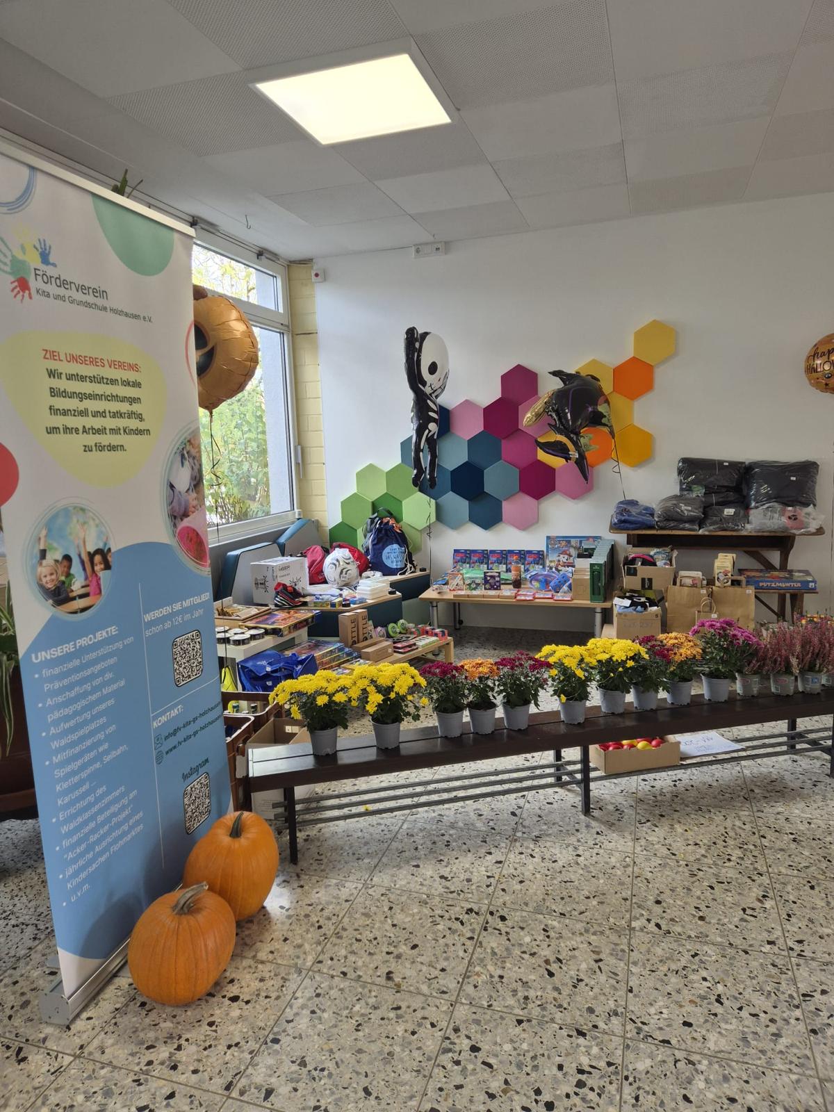 Blick über die Gewinne bei der Tombola
